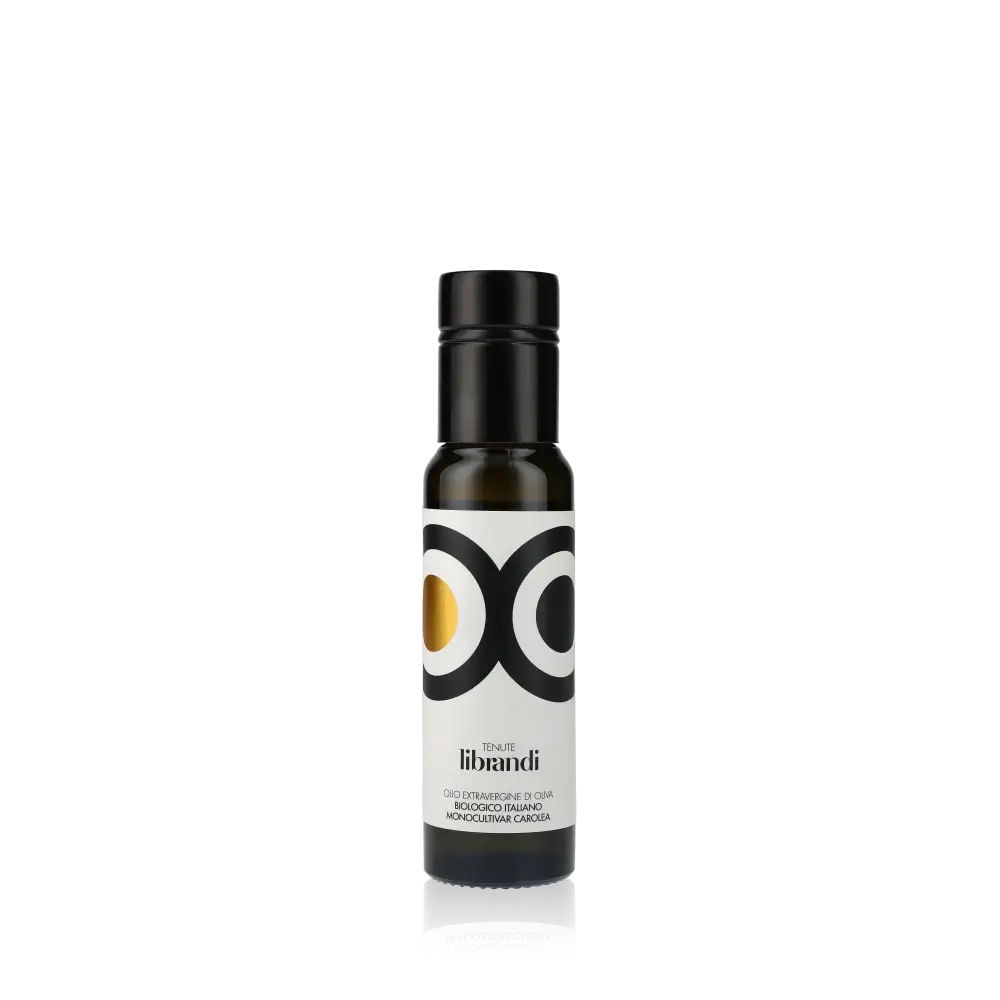 Tenute Librandi Carolea Bio Olivenöl Flasche vor schwarzem Hintergrund.