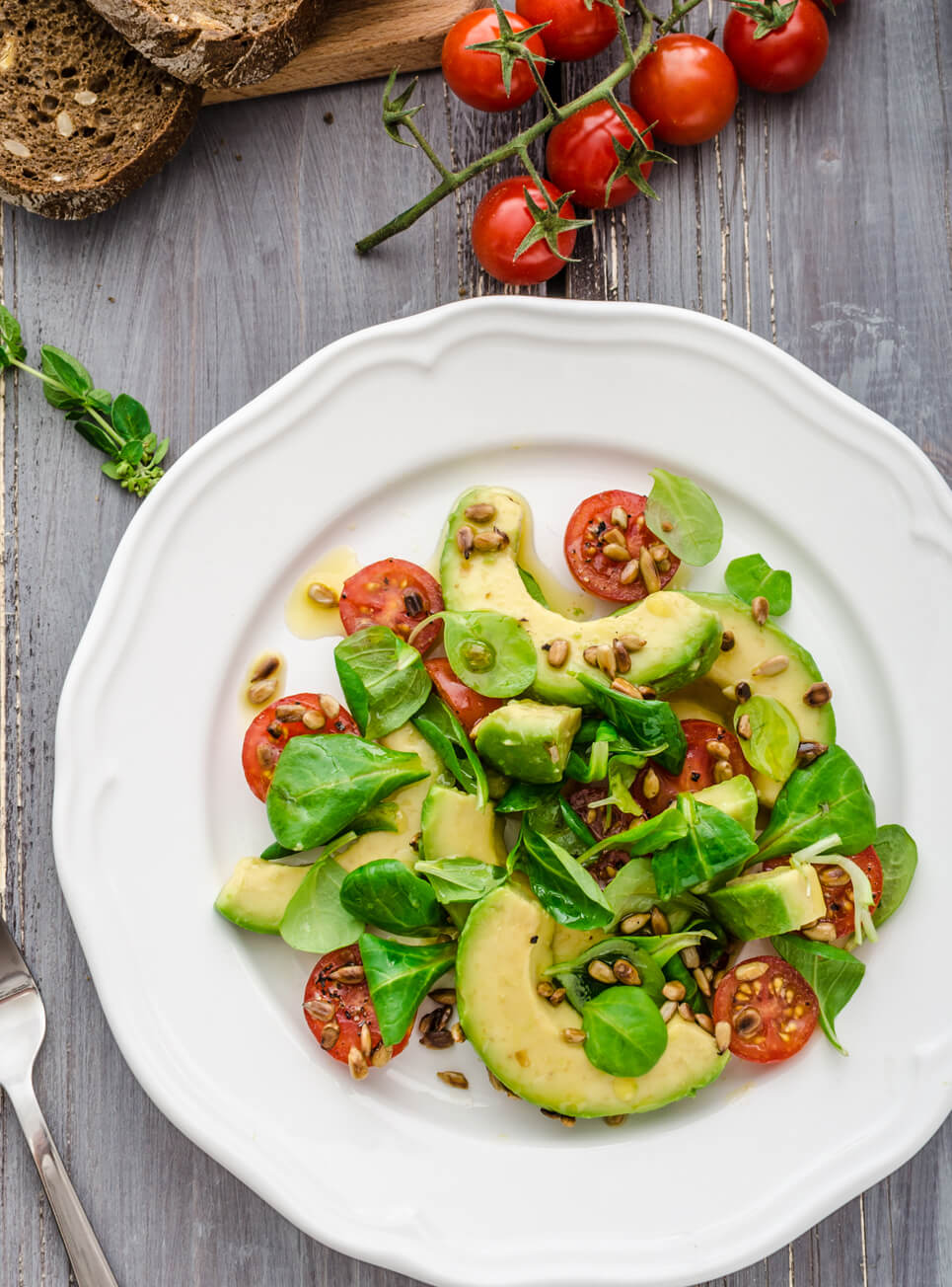 Avocado mit Tomate, Feldsalat und Pinienkernen