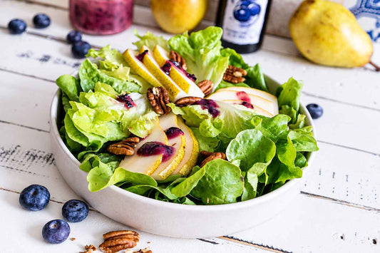 Eichblattsalat mit Birne, Pekannüssen und Blaubeer-Senf-Dressing