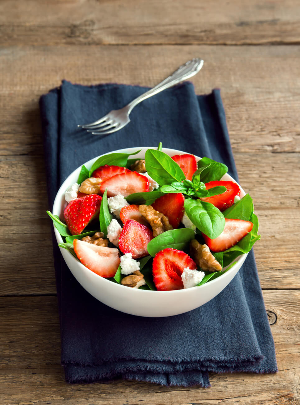 Erdbeere-Spinat-Salat mit Walnüssen und Feta