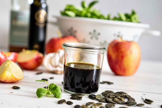 Herzhaftes Kürbiskernöl-Salatdressing