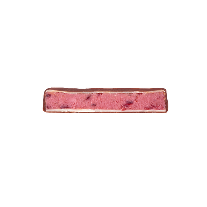 Praline mit Amarena-Kirschfüllung, angeschnitten.