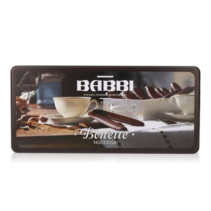 Süßgebäck in Verpackung, Tassen, Nüsse.