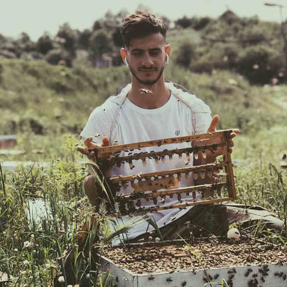 Eigentümer mit einen Bienenstock