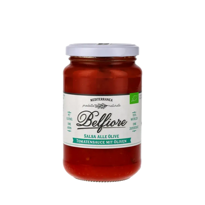 Belfiore Salsa alle Olive Tomatensauce Glas vor schwarzem Hintergrund.