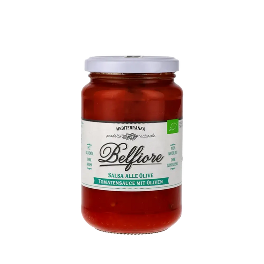 Belfiore Salsa alle Olive Tomatensauce Glas vor schwarzem Hintergrund.