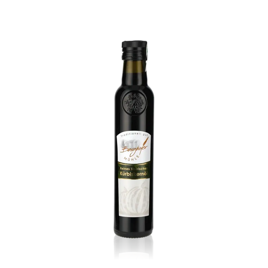Berghofer Kürbiskernöl Flasche vor weißem Hintergrund.