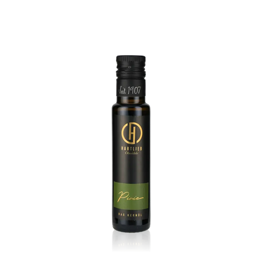 Hartlieb Pinienöl Flasche auf schwarzem Hintergrund, 100ml.