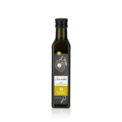 Ölmühle Solling Avocadoöl Flasche vor schwarzem Hintergrund.