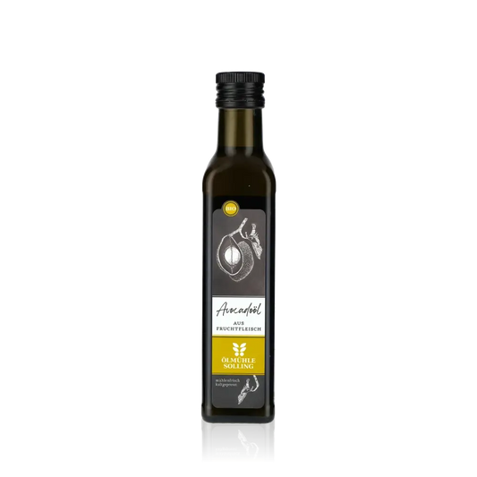 Ölmühle Solling Avocadoöl Flasche vor schwarzem Hintergrund.