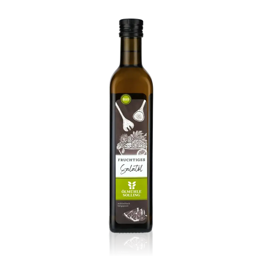 Ölmühle Solling Fruchtiges Salatöl Flasche vor schwarzem Hintergrund.
