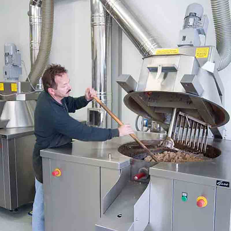 Rohstoffbrei wird in einer Schneckenpresse zur Gewinnung hochwertiger Öle verarbeitet.