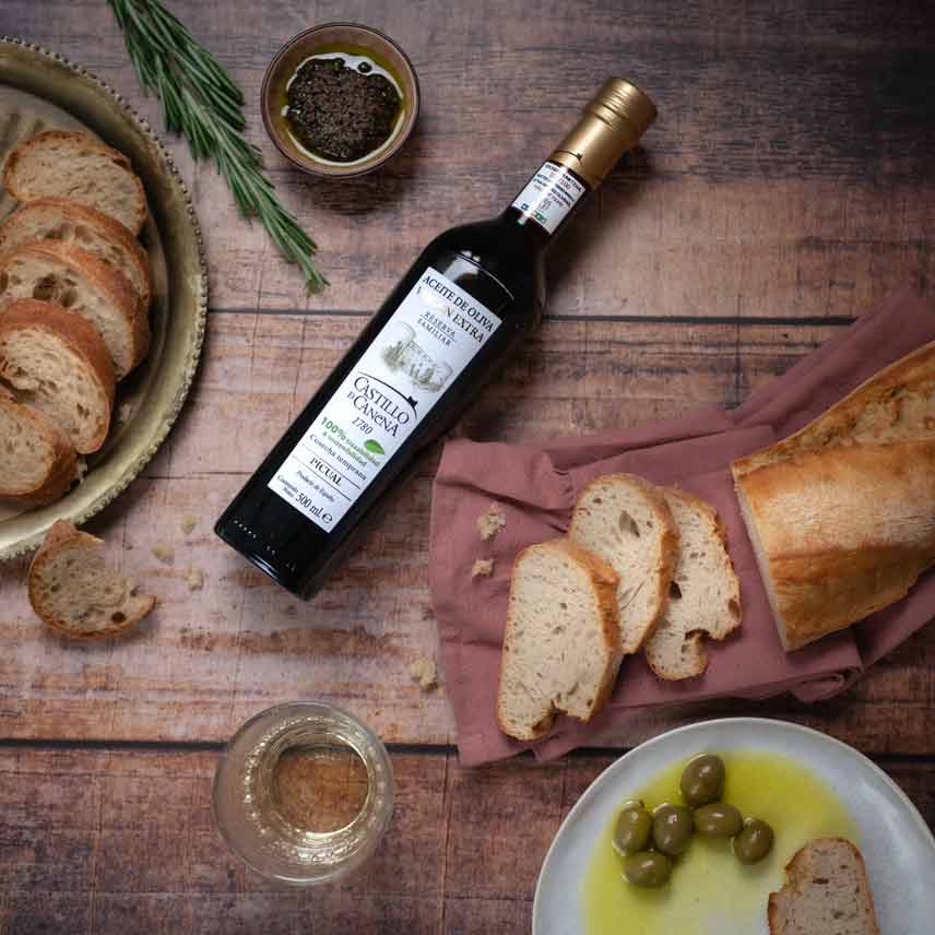 Brot, Olivenöl, Oliven, Wein, Castello Canena Flasche, Rosmarin.