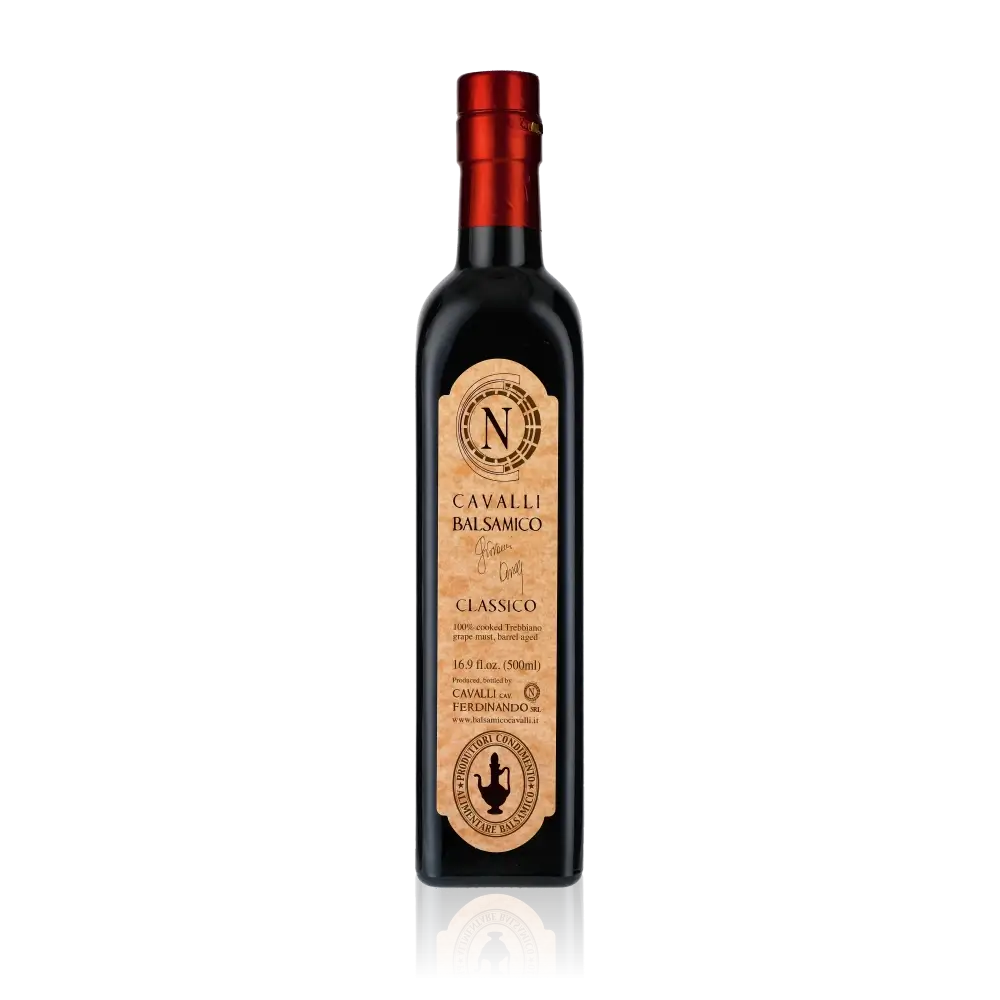 Flasche Cavalli Balsamessig mit rotem Verschluss auf schwarzem Hintergrund.