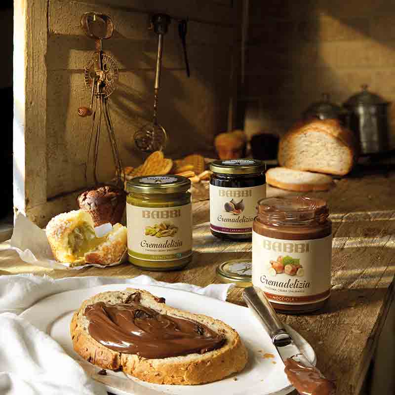Brot mit Babbi Cremadelizia, Brotlaib, Gebäck, Messer, rustikale Küche.