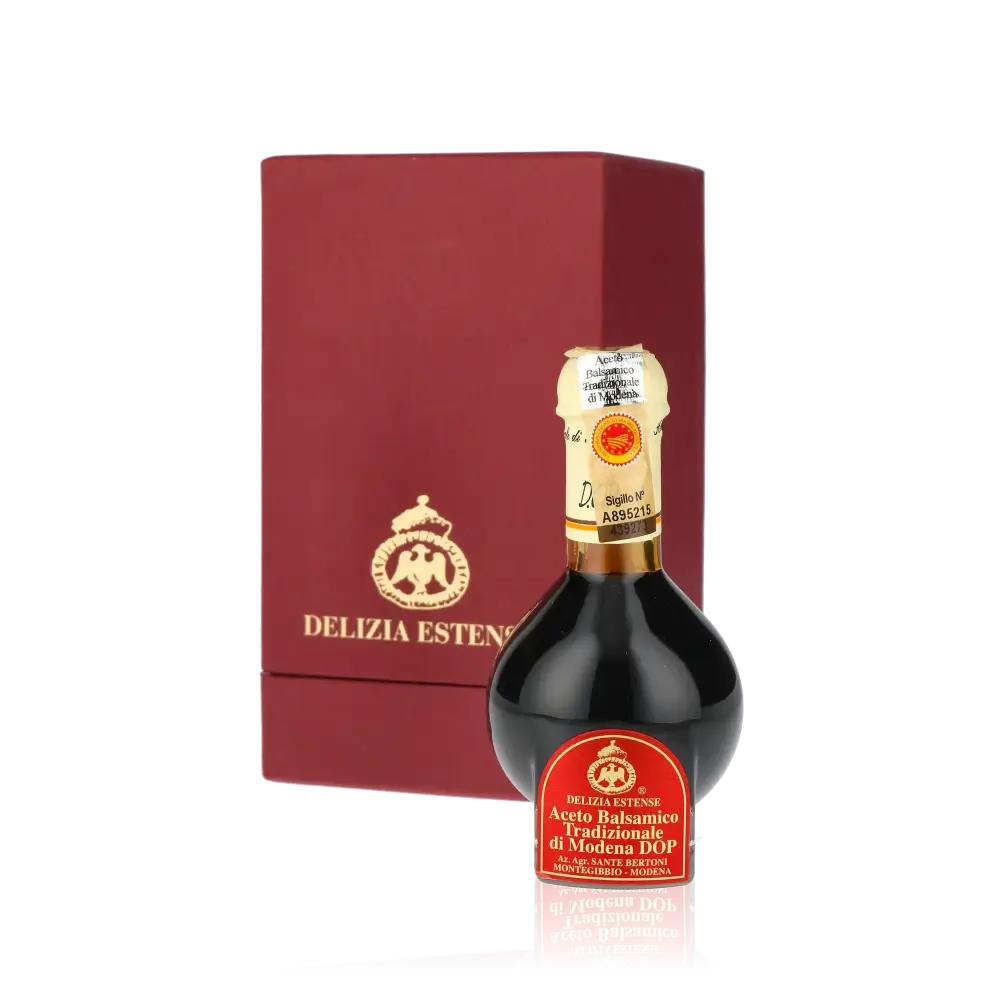 Delizia Estense Balsamico-Essigflasche vor roter Verpackung.