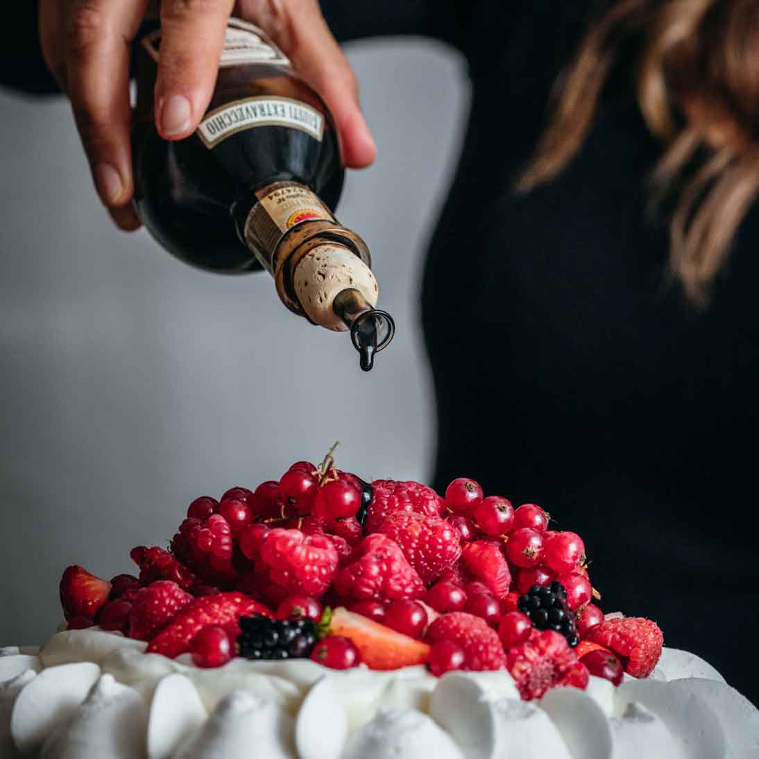 Giuseppe Giusti Aceto Balsamico Tradizionale di Modena DOP extravecchio über rote Früchte
