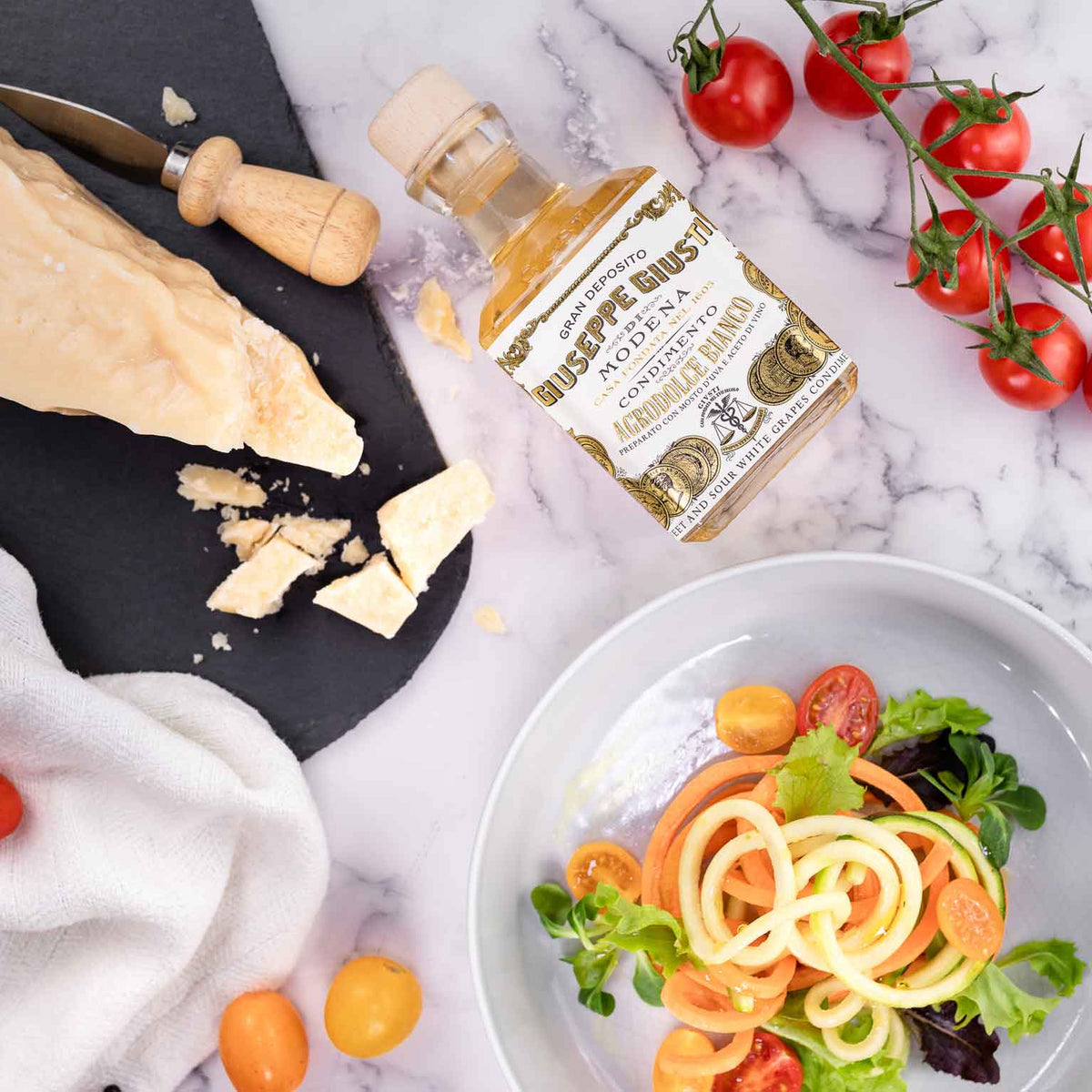 Weißer Balsamico Agrodolce bianco von Giuseppe Giusti neben raffinierter Pasta