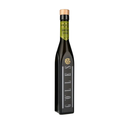 Gölles Birnenessig Flasche vor schwarzem Hintergrund.