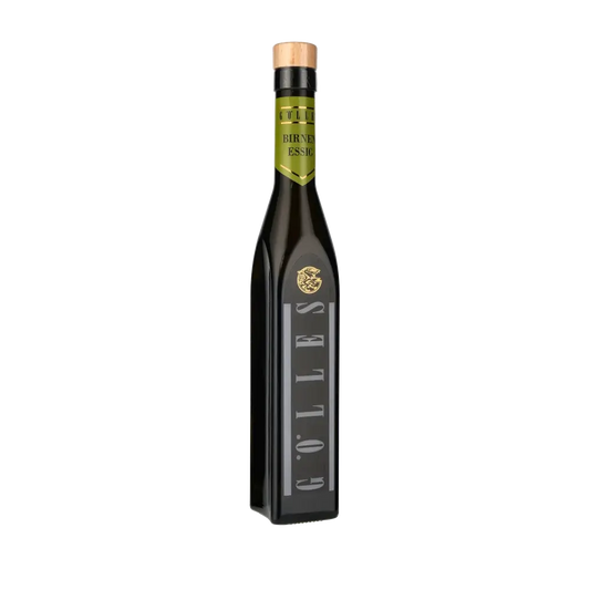 Gölles Birnenessig Flasche vor schwarzem Hintergrund.