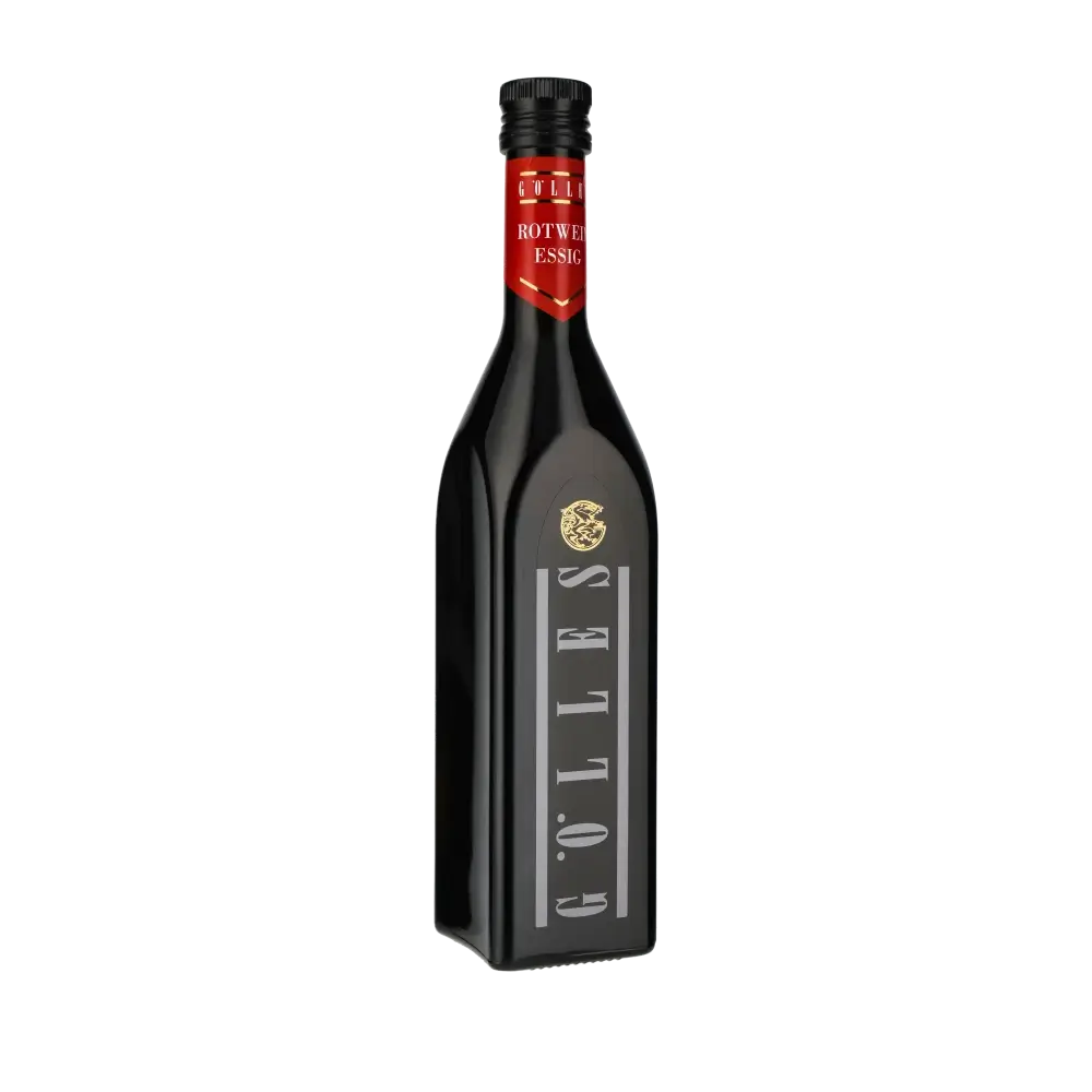 Gölles Rotweinessig Flasche vor schwarzem Hintergrund.