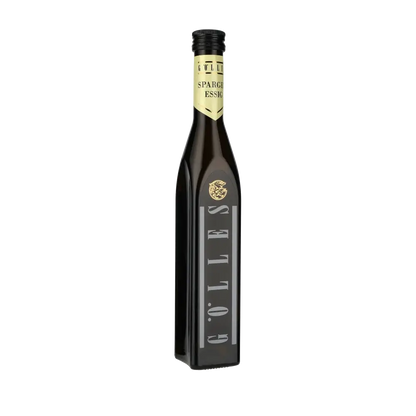 Gölles Spargelessig Flasche vor schwarzem Hintergrund.