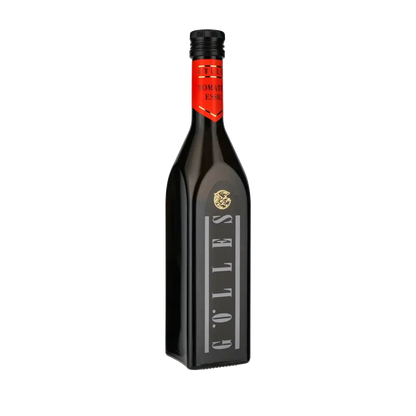 Gölles Tomatenessig Flasche auf schwarzem Hintergrund.
