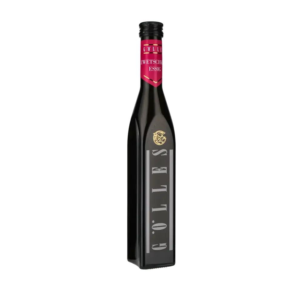 Gölles Zwetschkenessig Flasche vor schwarzem Hintergrund.