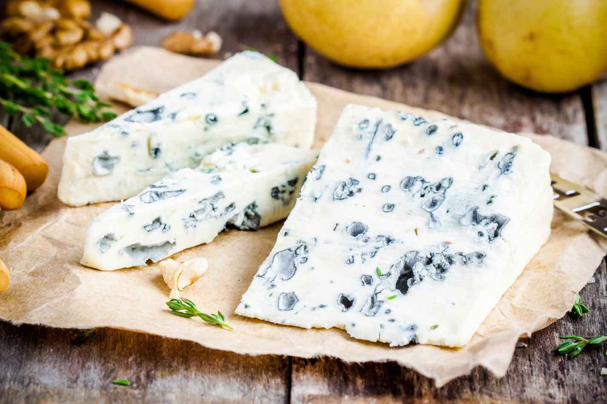 Gorgonzola Käse aufgeschnitten auf einem Holztisch