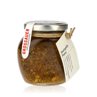 Glas mit Grossauer Steinpilz Pesto, Etikett sichtbar.