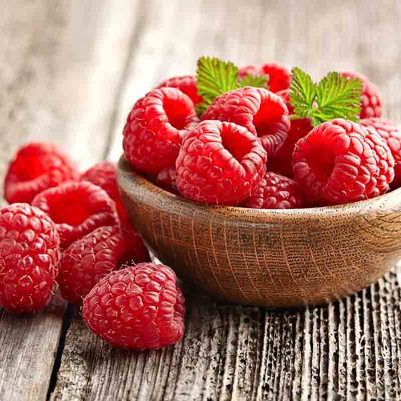 Himbeeren in einer Holzschale.