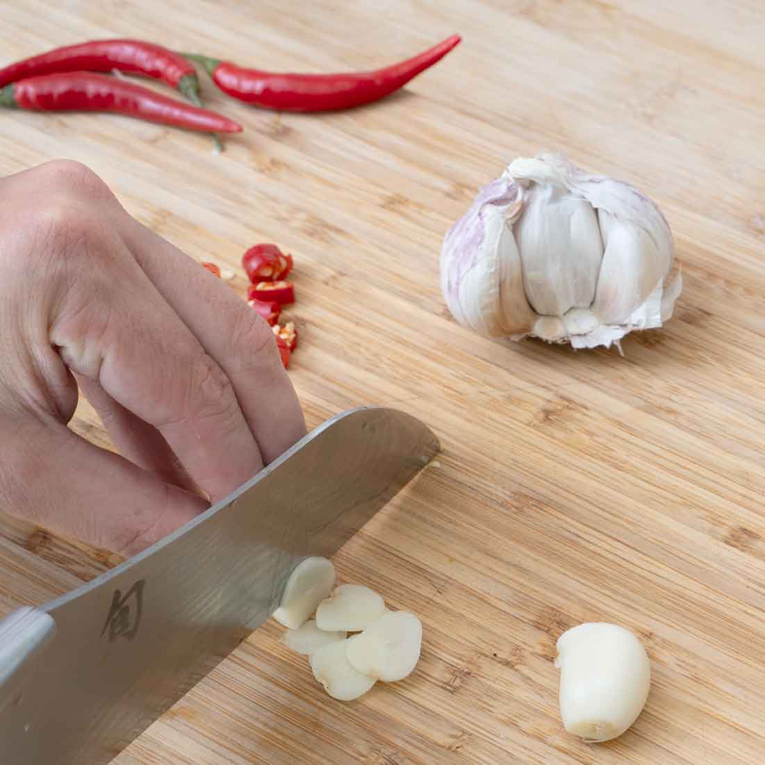 Knoblauch und Peperoncino schneiden