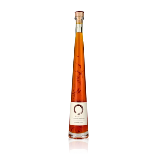 Flasche Lulu Essigzubereitung mit Safran auf schwarzem Hintergrund.