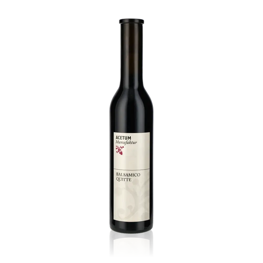 Acetum Quitten Balsamico Flasche vor weißem Hintergrund.