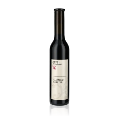 Flasche Martin Albrecht Balsamico Himbeere Essig vor weißem Hintergrund.