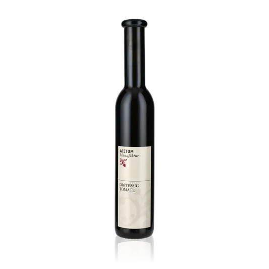 Flasche Martin Albrecht Tomatenessig 250ml vor schwarzem Hintergrund.