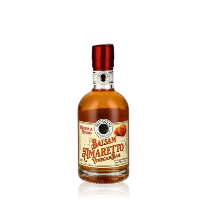 Mussini Balsam Amaretto Vinegar Flasche vor schwarzem Hintergrund.