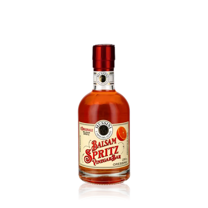 Mussini Balsam Spritz Vinegar Bar Flasche vor schwarzem Hintergrund.