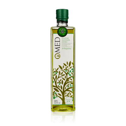 O-MED Arbequina Olivenöl Flasche vor schwarzem Hintergrund.
