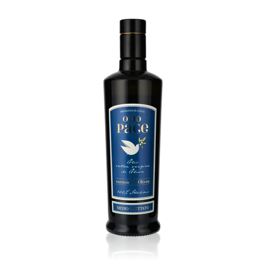 Olio Pace Olivenölflasche mit blauem Etikett auf schwarzem Hintergrund.