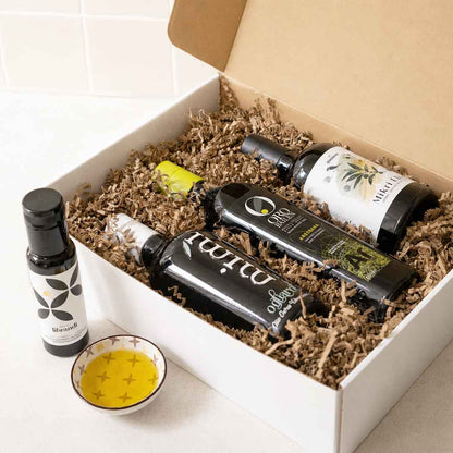 3 Olivenöle der Mittelmeer-Reise in einer geöffneten Geschenkbox