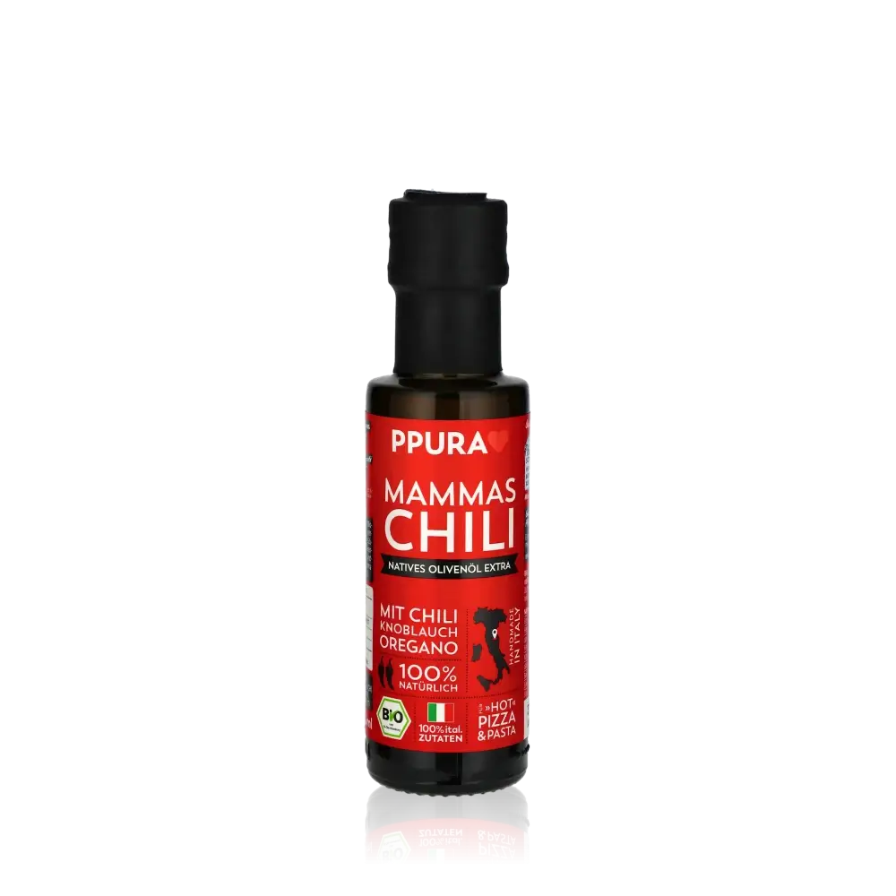PPura Mammas Chili Olivenölflasche vor schwarzem Hintergrund.