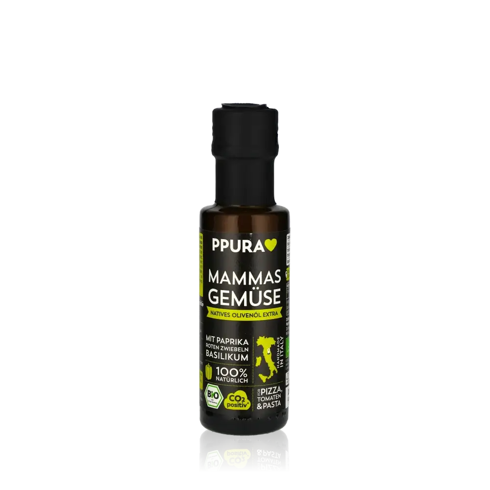 PPura Mammas Gemüse Olivenöl Flasche vor schwarzem Hintergrund.
