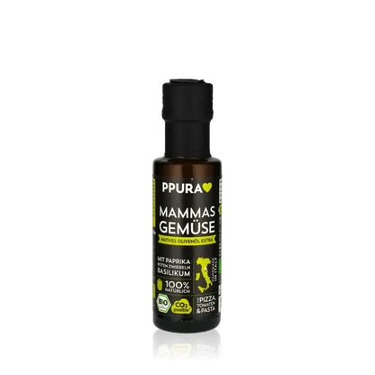 PPura Mammas Gemüse Olivenöl Flasche vor schwarzem Hintergrund.