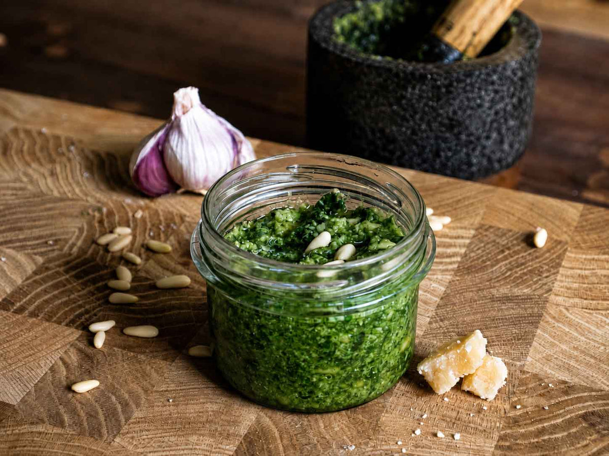 Selbst gemachtes Pesto Genovese in einem Glas