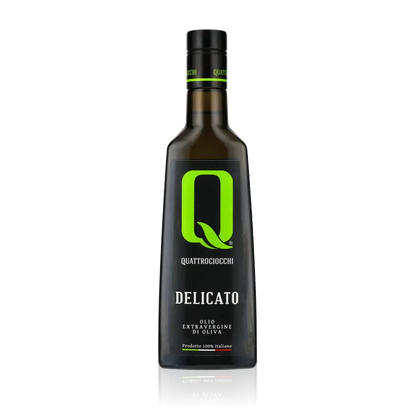 Quattrociocchi Delicato Olivenöl Flasche vor schwarzem Hintergrund.