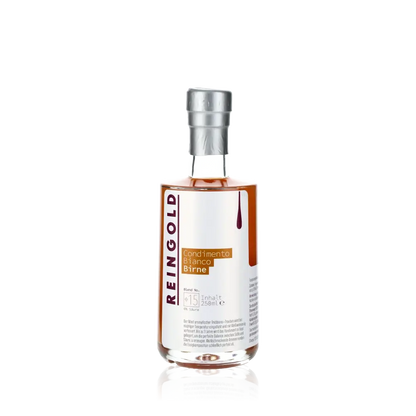 Reingold Condimento Bianco Birne Flasche vor schwarzem Hintergrund.