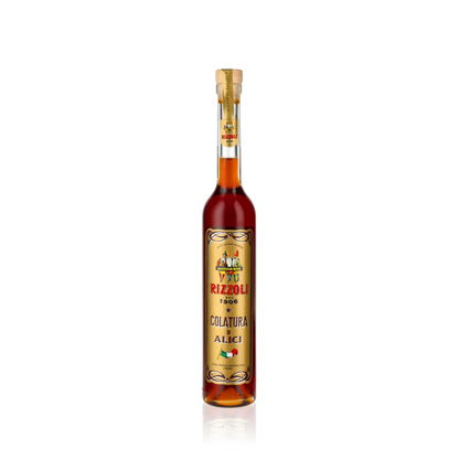 Rizzoli Colatura di Alici Sardellensauce Flasche vor weißem Hintergrund.