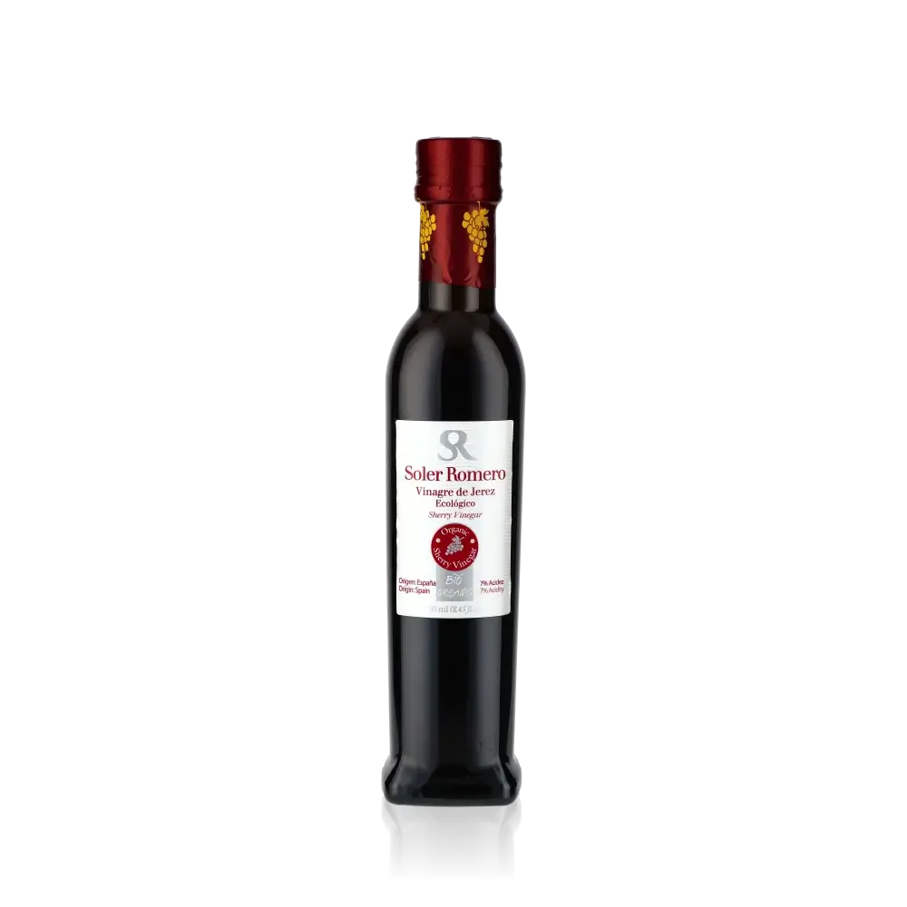 Soler Romero Sherry-Essig Flasche vor schwarzem Hintergrund.
