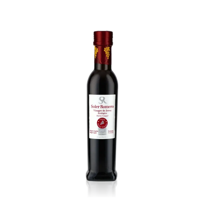 Soler Romero Sherry-Essig Flasche vor schwarzem Hintergrund.